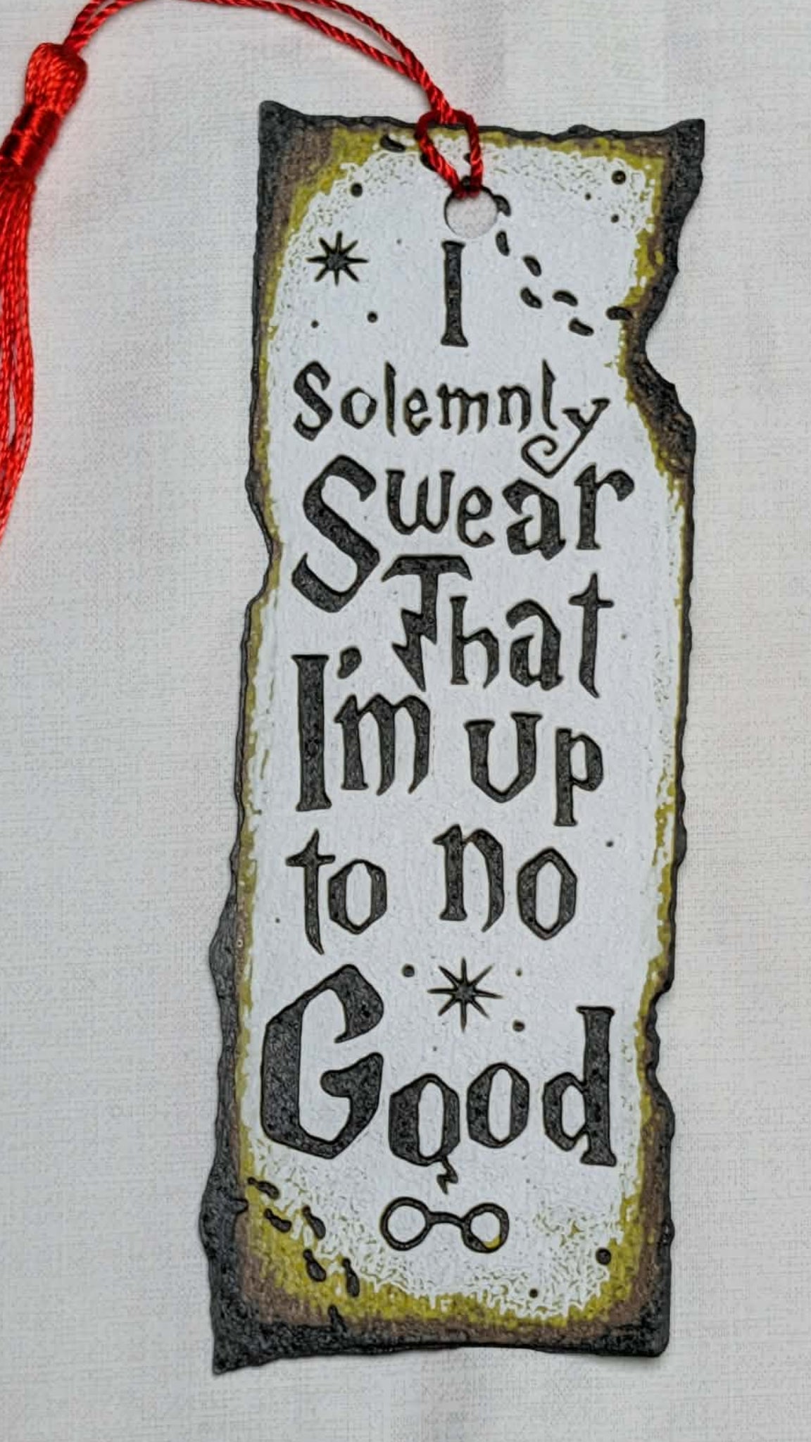 Decorative tag with text 'I solemnly swear that I'm up to no good' on a white background